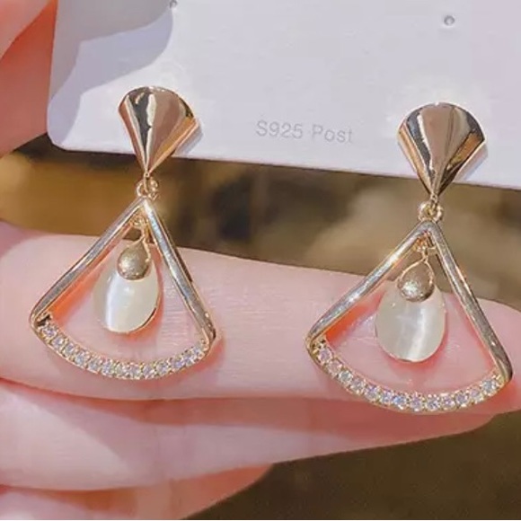 🌟2/$20🌟Gold Plated Opal Drop Earrings - Picture 2 of 3